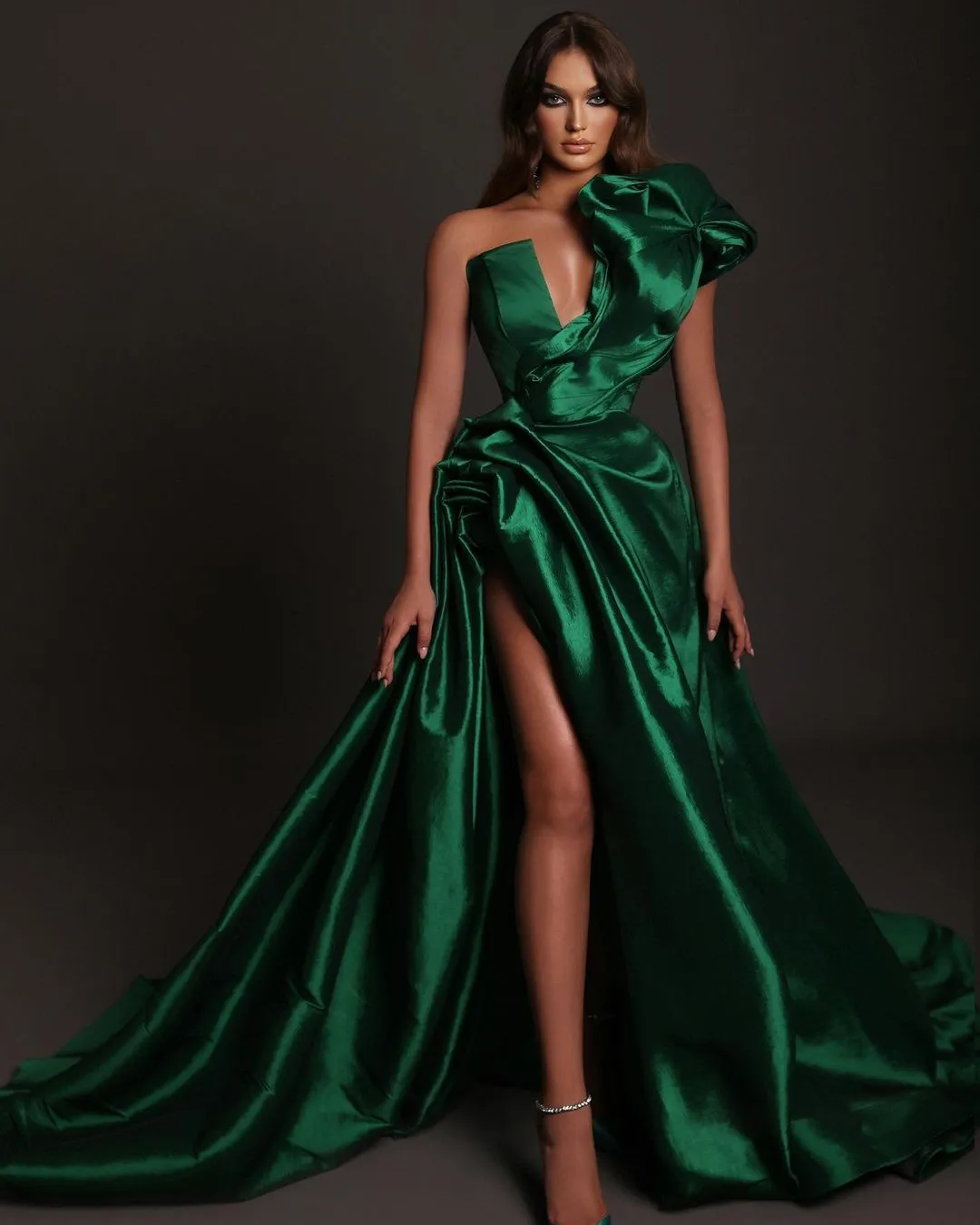 Elegante dunkelgrüne Ballkleider, Satin, One-Shoulder-Partykleider, Rüschen, ärmellos, seitlich geschlitzt, bodenlang, maßgeschneidertes Abendkleid