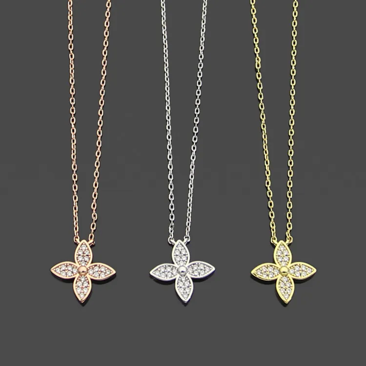 Womens Designer Necklaces Iced Out Pendant V Letter Fashion Four-leaf Clover Necklace Jewelry