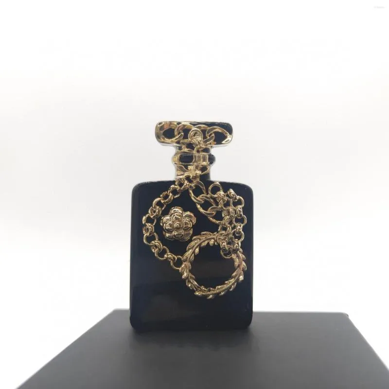 Broches 2022 Brand Brand Jóias de joias exclusivas Garrafas de perfume Moda Sweater C Nome Carimbo Vintage Gold Ocean Design acrílico