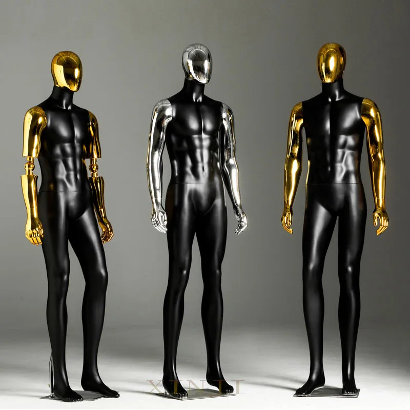 Schöne Männer, die eine Mannequin mit goldener Hand und Kopf elektropolieren, werden auf dem Display ausgestellt