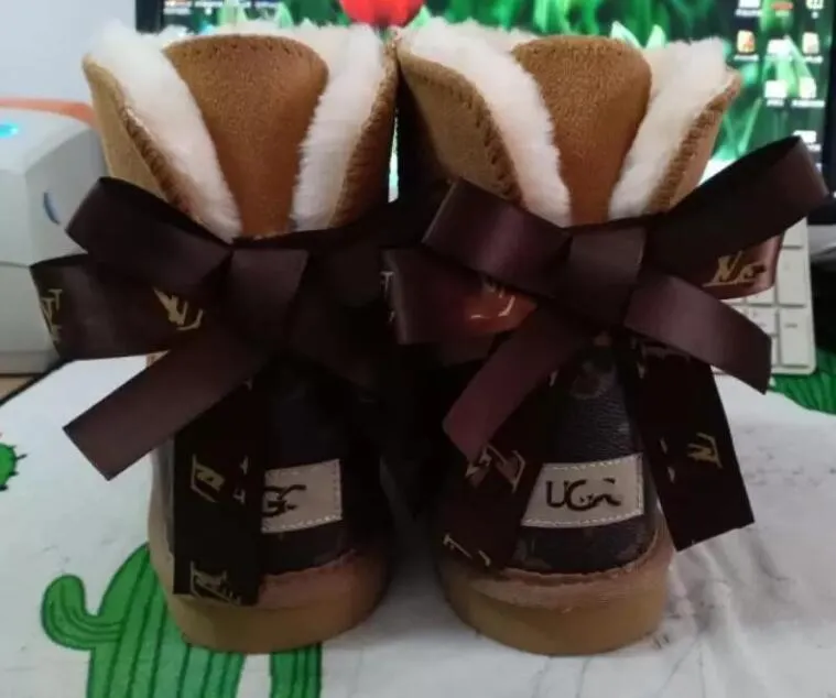 Haute qualité Aus L arc U courtes femmes bottes de neige Doux confortable en peau de mouton garder au chaud bottes en peluche avec carte sac à poussière beaux cadeaux