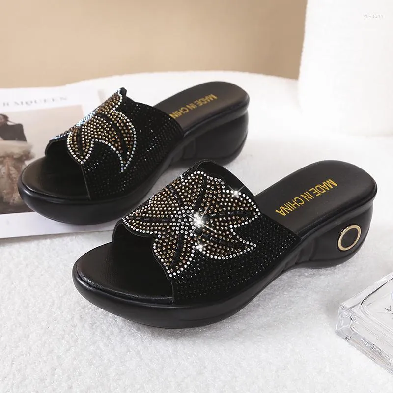 Slippers 2022 Zomermode Zoete chique Comfy Wedge Heel Slipper Womens Open Teen Rijn Regtertone Crystals Decor Air Mesh