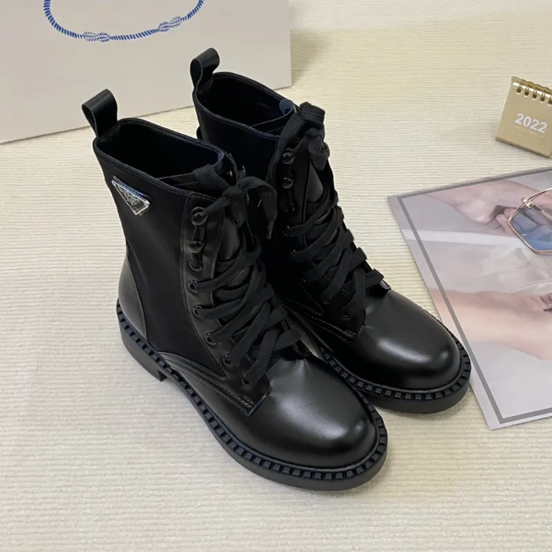 Botas De Designer Preto Tornozelo Motociclista Chunky Platform Flats Combat Triangle Boots Salto Baixo Botas com Cadarço Correntes de Couro Logotipo Fivela Sapatos de Luxo Feminino Tamanho de Fábrica 35-41