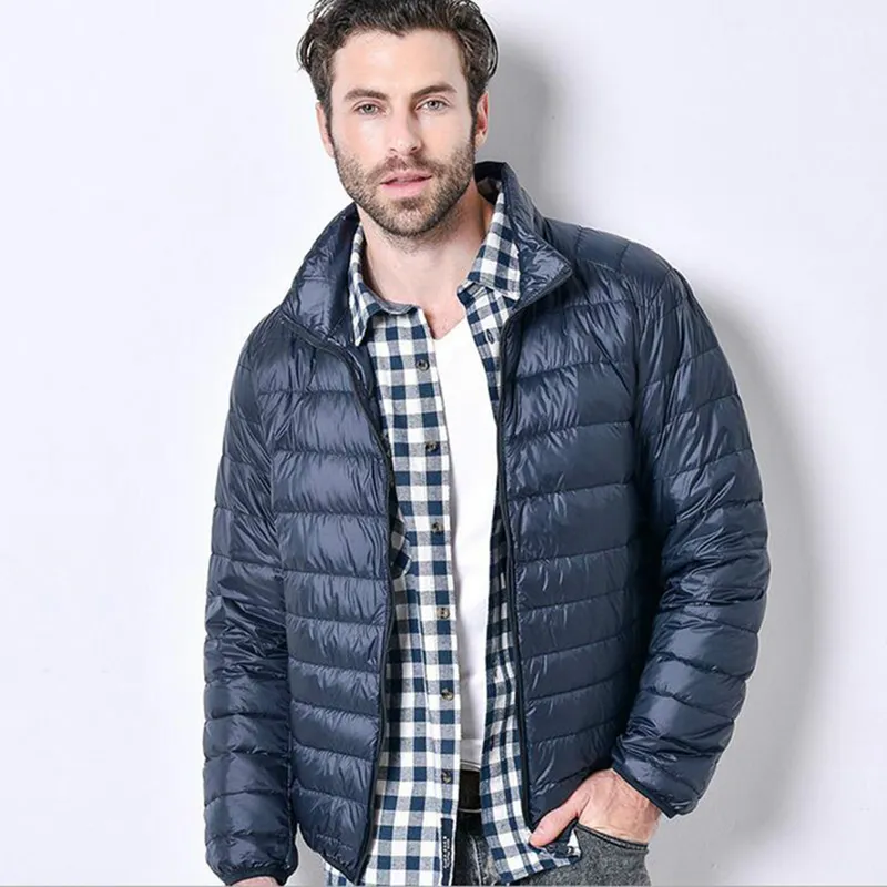 Hombres Down Parkas Otoño Ultraligero Thin Down Coat Masculino Pluma de ganso Tamaño grande Casual Chaqueta corta Hombres Collar de pie Chaqueta al por mayor 220920