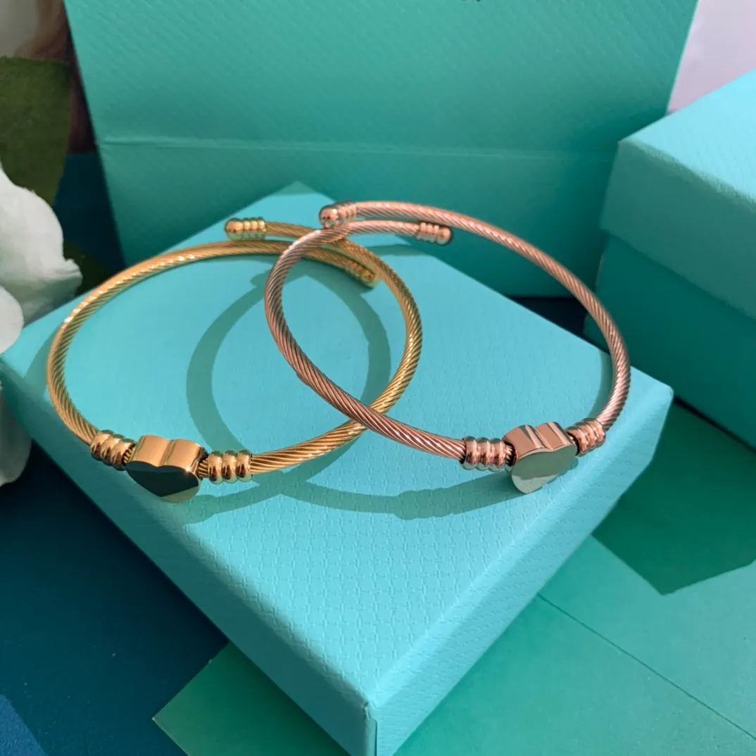 Luxurys designers Cuffs Bangle Bracelets designer bracelet luxury Jewelry Couple style For Women Wedding Accessories good