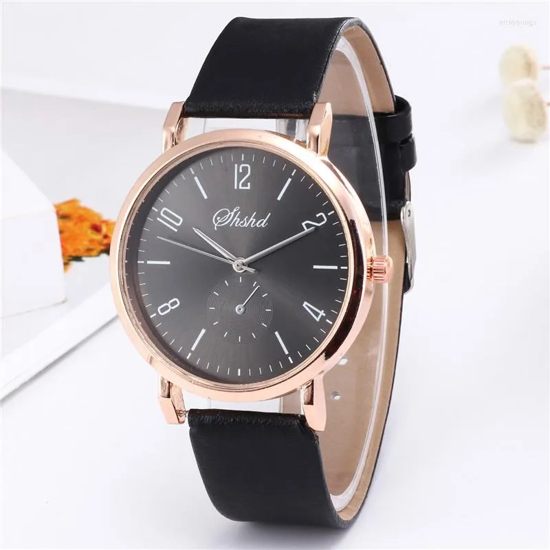 ساعة Wristwatches عصرية غير رسمية للسيدات بيع مثل الكعك أزياء الساعات الرياضية الرقمية حزام الترفيه الجملة الرجال والنساء