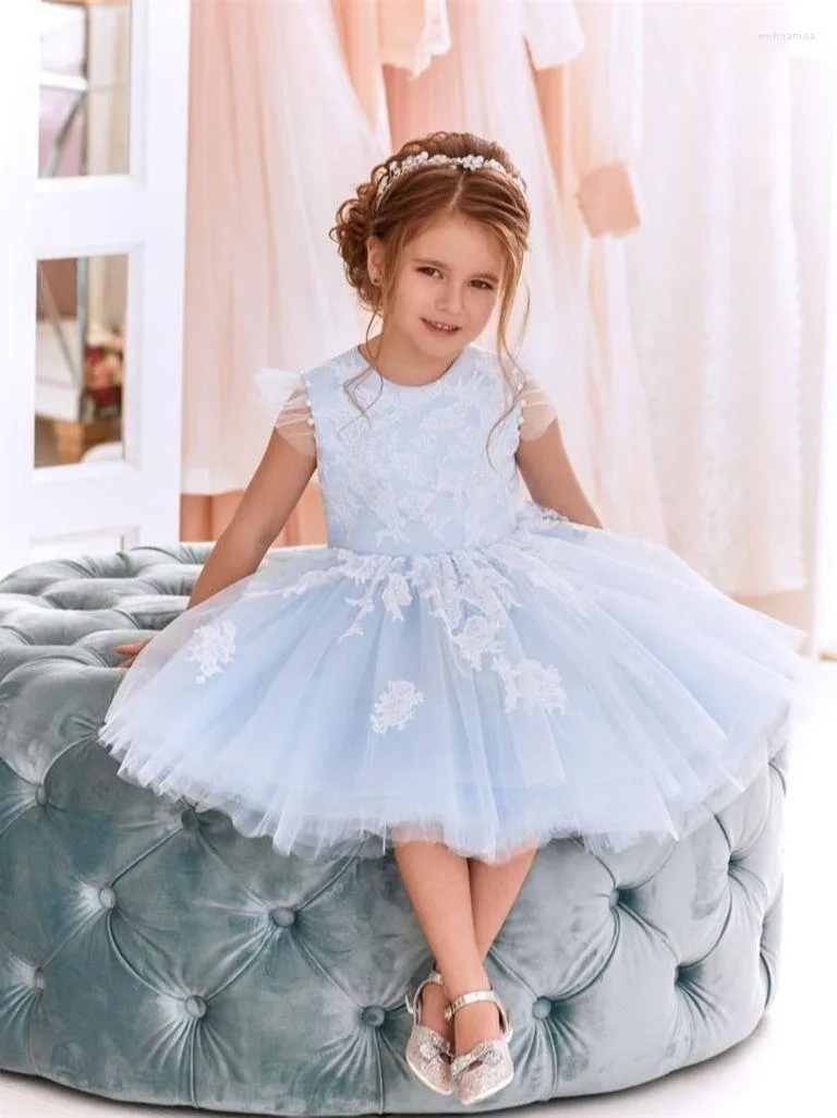 Robes de fille bleu clair Tulle fleur perles dos grand nœud manches à volants une ligne enfant en bas âge robe de reconstitution historique