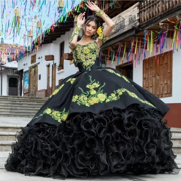 Mexikanska charro quinceanera kl￤nningar svart satin fr￥n axel broderi applikationer p￤rlor sn￶rning ruffles vestidos de 15 anos