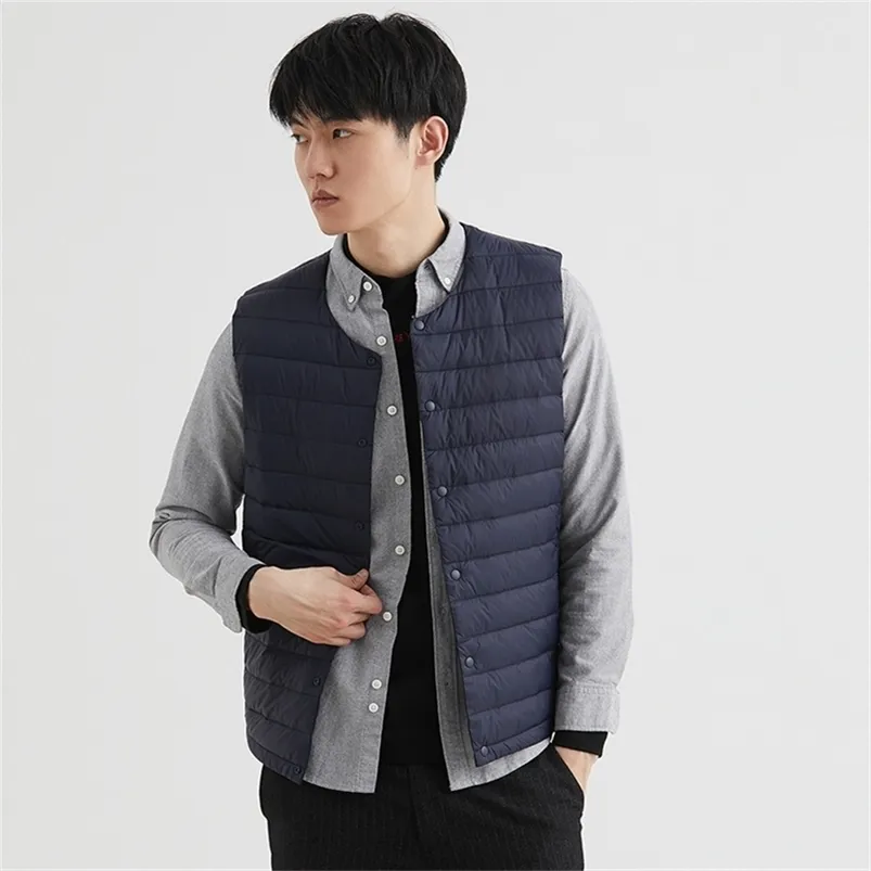 Men's Vests Men 90% White Down Vest Man's Clothing Ultra Light Down Waistcoat Portable Sleeveless Coat Man Winter Round Collar Warm Liner 220921