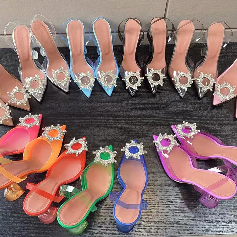 Amina Muaddi Transparente PVC-Sandalen mit hohen Absätzen, Luxus-Designer-Sexy-Mode, blaue Kristallschale, spitze Damen-Schmuck, Sonnenblumen-Knopf, 10 cm, Party-Schuhe