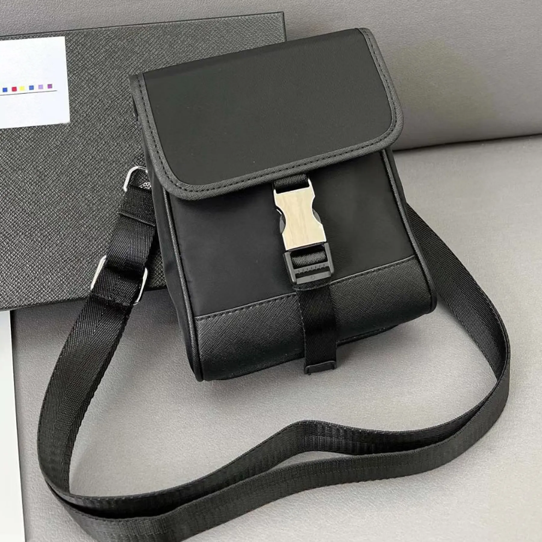 Re-Nylon Et Saffiano Cuir Smartphone Case Sac Femmes Hommes Designer Fermoir Push-lock Métal Émaillé Triangle Cas Porté Autour Du Cou Sac À Bandoulière Pochette