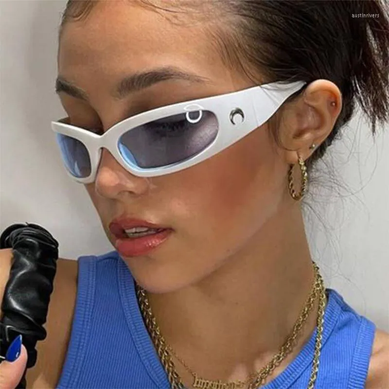 Güneş gözlüğü 2000S Beyaz Y2K Kadın Erkek Tasarımcı Lüks Punk Spor Güneş Gözlükleri Benzersiz Shades UV400 Sürme Gözlük Etrafında Sarın