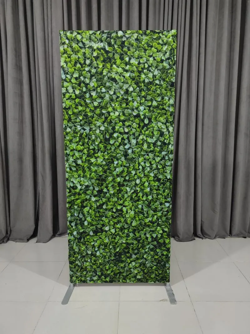 Украшение вечеринки с одной кусочкой зеленая трава и светло -серая арка фон с фоном натяжения ткани