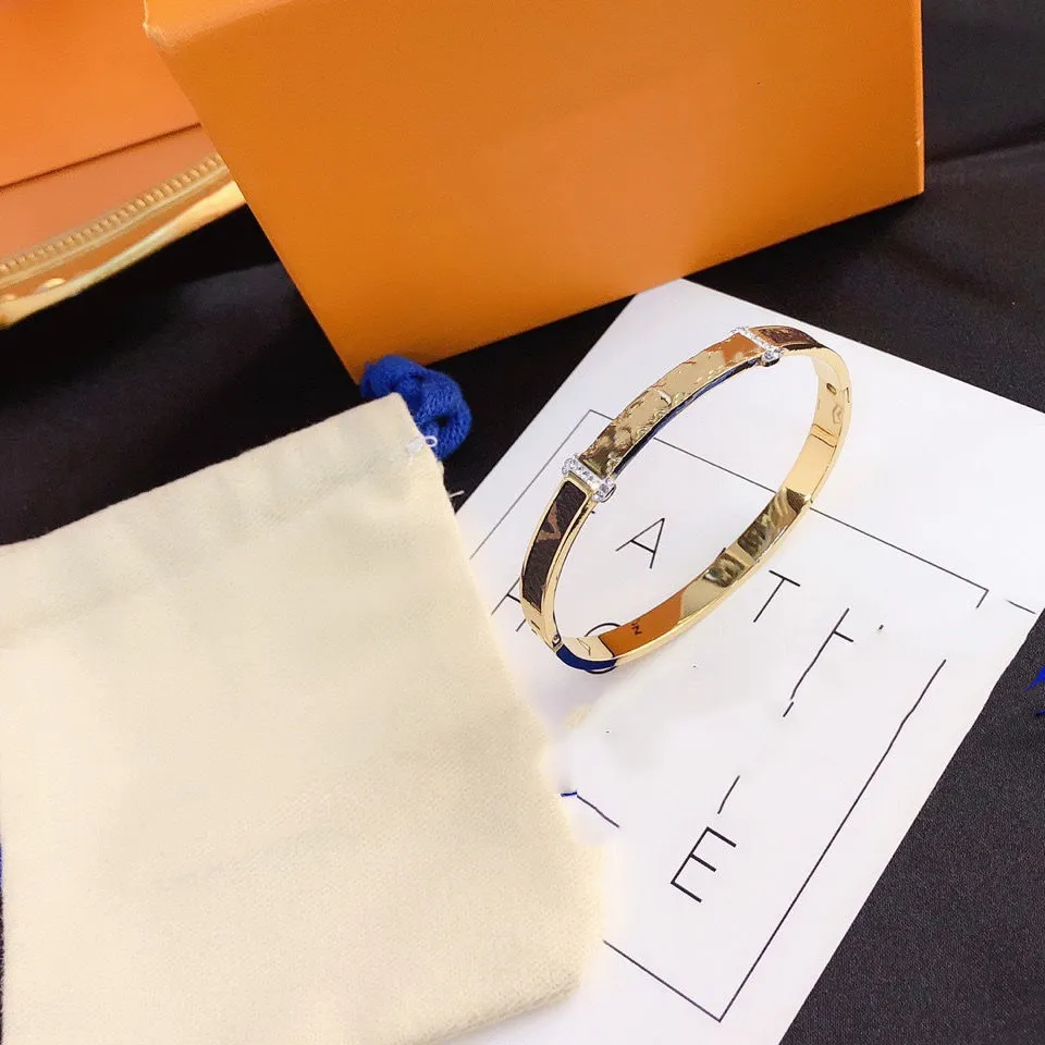 2022 nagelbangle Designer armbanden Love Jewelry Luxury Letter Pendant L For Women Gold Charm Earring Wedding