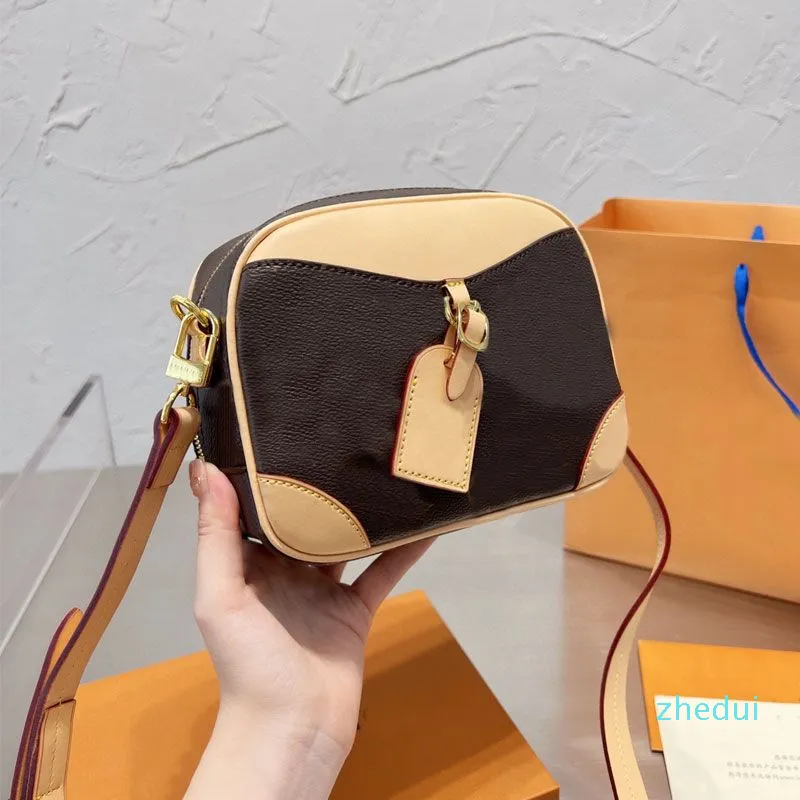 Crossbody mini çanta omuz hemşire kamera çantaları Messenger çantaları kadın çanta debriyajı küçük çanta moda mektubu