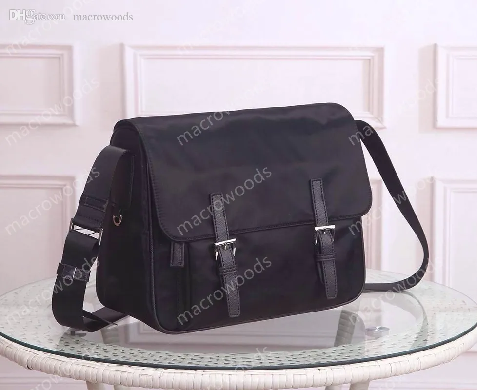 Mens Black Nylon Messenger v￤skor Designers Crossbody Bags mode sm￥ axelv￤ska klaffar med handv￤ska korsbodi lyx man handv￤ska fast f￤rg duk unisex