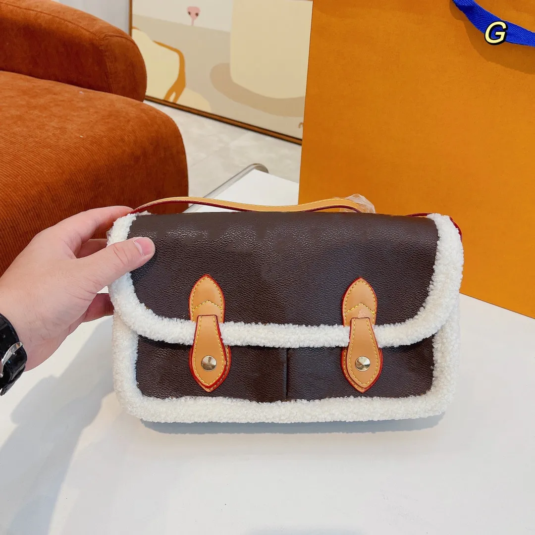 デザイナー - 女性メッセンジャーバッグハンドバッグ財布テディプラッシュクロスボディショルダーバッグレザーファッションゴールドチェーンフラップパフハンドバッグ