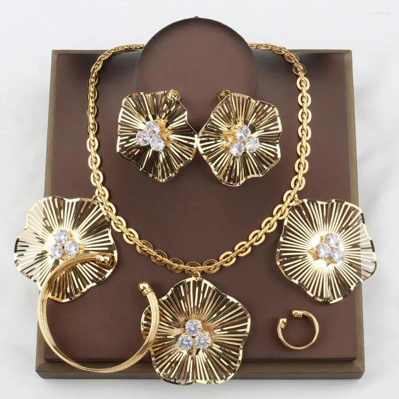 Brincos de colar Conjunto de dubai dourado para mulheres Presentes de casamento de noiva africanos Bracelete de flores Bohemia Conjuntos de joias