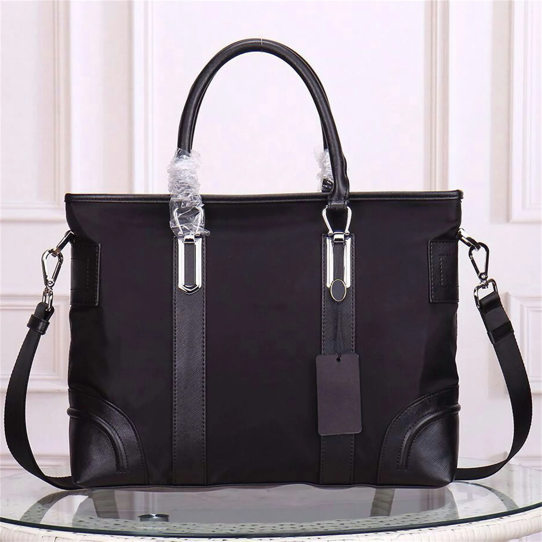 Re Naylon Saffiano Deri Evrak Çantası İş Çantaları Tote Emaye Metal Üçgen Logo Baskı Naylon Astar Ayarlanabilir Omuz Kayışı Adı Tag Crossbody Lüks Tasarımcılar