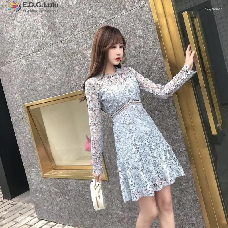 Abiti casuali abiti in pizzo Edglulu Bianco blu rosa blu coreano a manica lunghe pista di primavera mini 2022 di alta qualità Elegante see through