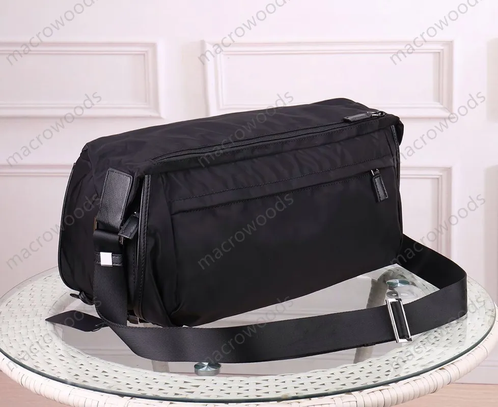 Bolsas de ombro para homens de ombro para homens de corpo Três trabalhos de estilos Bolsas de lazer ao ar livre Back Pocket Messenger Bag Men Sacos de moda