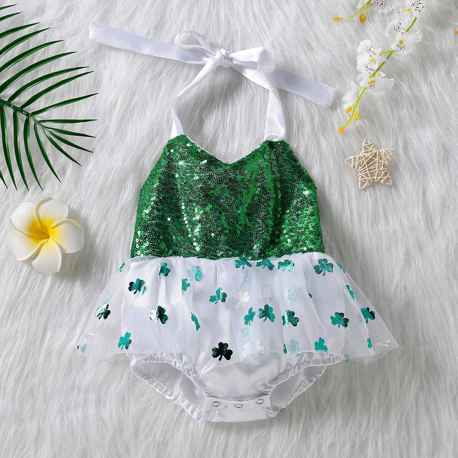 Rompers Baby Girls Romperドレススパンコールグリーンクローバープリントノースリーブホルタージャンプスーツかわいいバックレスの夏の服J220922