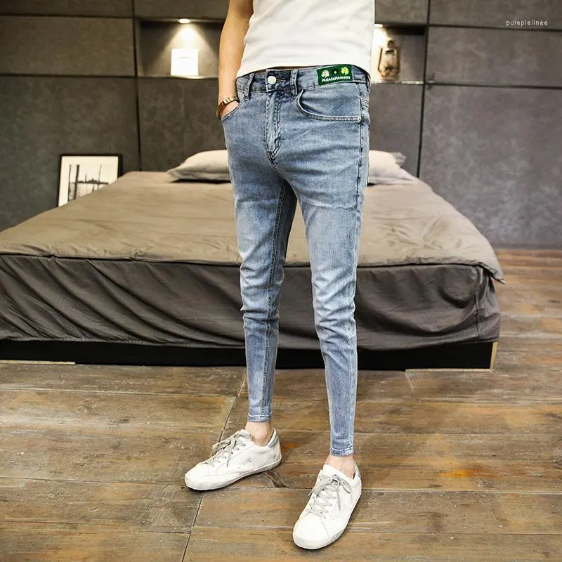 Jeans da uomo personalità maschile margherita ricamata denim stampato pantaloni slim coreani da uomo alla moda 2022 estate ritagliata matita per adolescenti