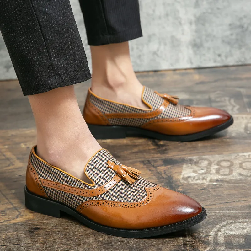 Quaste Retro Brock Slip-on-Herrenschuhe im britischen Stil mit spitzer Zehenpartie, einfache Luxus-Business-Casual-Kleiderschuhe