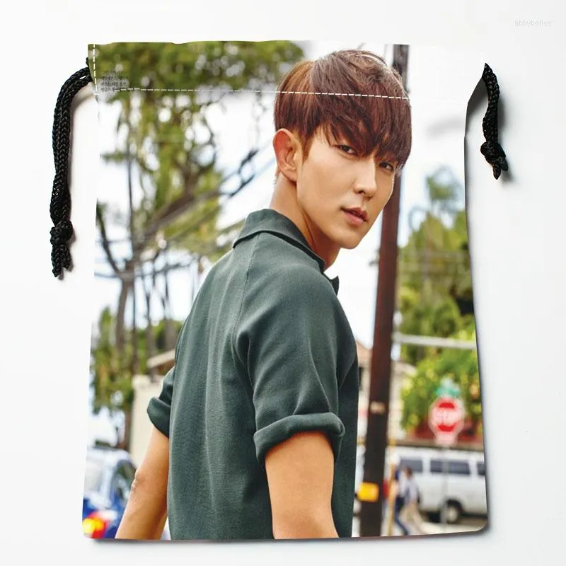 Lagringspåsar kpop lee joon gi dragstring hd tryck 18x22cm ankomst mjuk satin tyg återförsäljbar klädväska skor 12.2