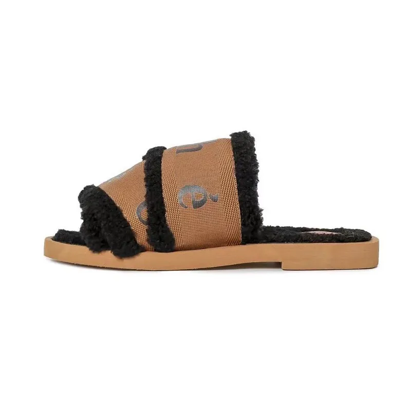 2024 Woody Mules Femmes Designer Slippers Slides Sandales Toile de fourrure Shearling Fashion plate blanc noir voile femme plage Pantoufle d'hiver Sandale Sandale 491