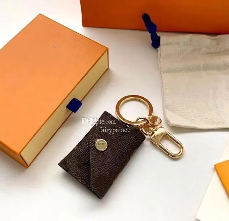 Yeni en kaliteli tasarımcı mektup cüzdan anahtarlık anahtarlık moda çanta kolye araba zinciri cazibesi kahverengi çiçek mini çanta biblo hediyeleri aksesuarları