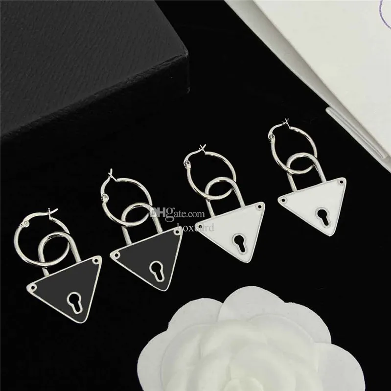 Brincos de orifício de teclas de novo triângulo Chartm Letters Designer Pingente Studs Mulheres trancam Triangular Dangler com caixa