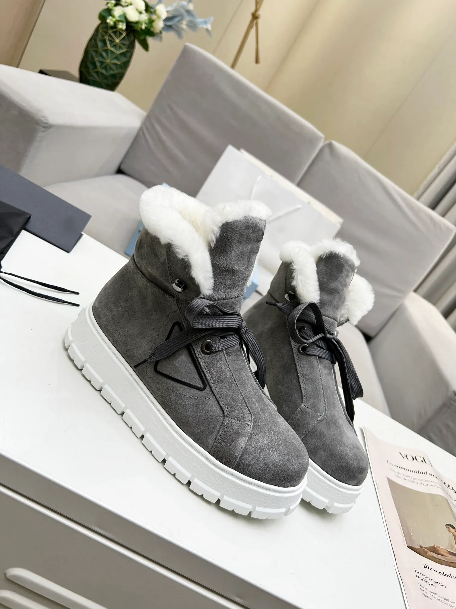 2024 Boots Designer Womens furry boots fur integrated winter woman fluff antiskid thick bottom triangle tag wool snow boot brown TOP MID heel snow shoe