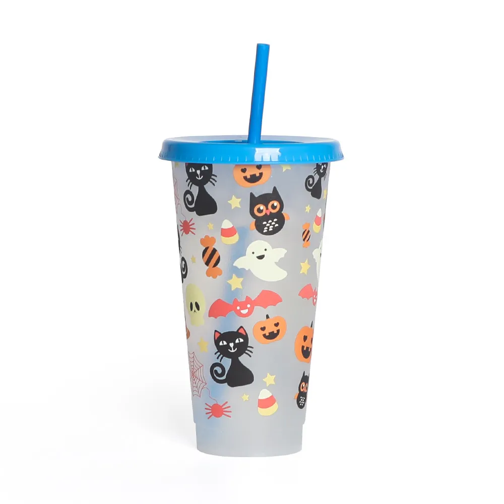 Bastano due bicchieri di plastica e una cannuccia per sorprendere i