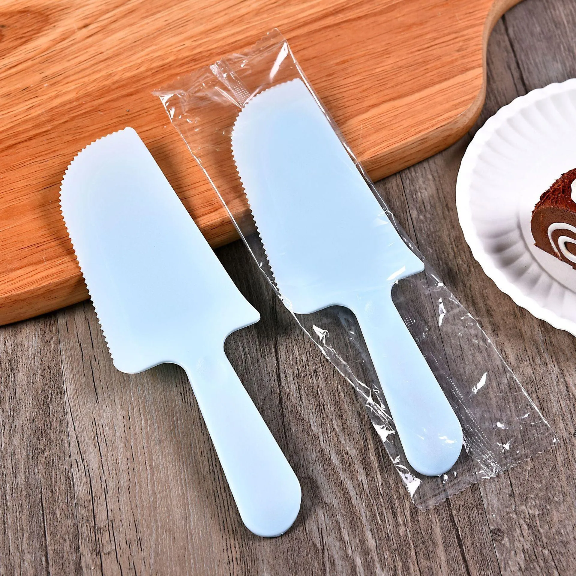 Couteau en plastique coupe-gâteau avec outils à gâteaux dentelés couteaux jetables emballés individuellement accessoires de cuisson de cuisine bricolage GCB15840