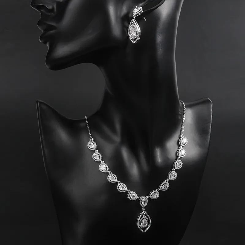 Luxuskristallschmuck Set für Frauen klassisches Wassertropfen versilberte Halskette Ohrringe Bankettpartyzubehör