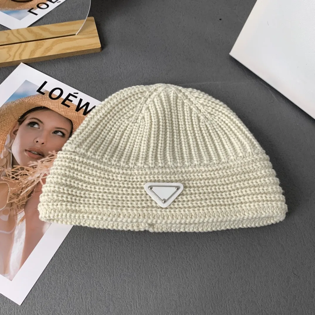 Berretto invernale Berretto fatto a mano Cappello lavorato a maglia Etichetta a triangolo rovesciato Display semplice alla moda Cappello grazioso Cappelli letterari