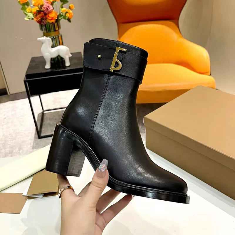 Klassiska kvinnor Thomas Designer Luxury Martin Boots Sexig Fashion Solid Color Leather Letters Casual Boots Gold Plated Side Highlights Chunky Heel Platform Shoes Size