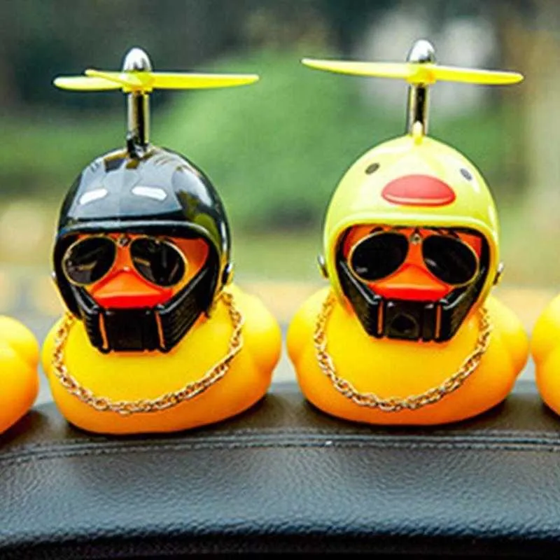 Nouveau petit canard jaune avec hélice de casque, coupe-vent en caoutchouc, son de compression, décoration interne de voiture, accessoire d'ornement