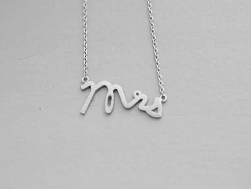 30 PCS Dainty Cursive Mme Lettre Colliers En Acier Inoxydable De Luxe Anglais Mot Nom Pendentif pour Dames Femme Femme De Mariage De Mariée sans Boîte