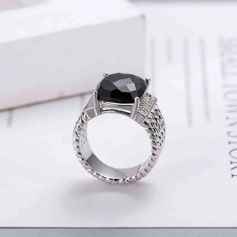 Band Rings 18K Gold Dy Twisted Wire Prismatic Black Ring Women Fashion Platinum Plated Micro Diamond Trend Versatile Rings Style