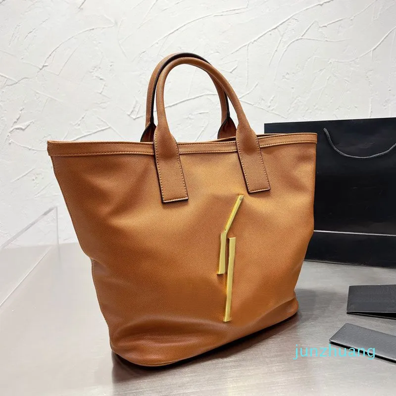 Designer -Tote Bolsa Bolsas de ombro mulheres Moda Bolsas de viagem de férias de couro preto Letra de hardware de grande capacidade Decoram bolso de bolso de zíper interior