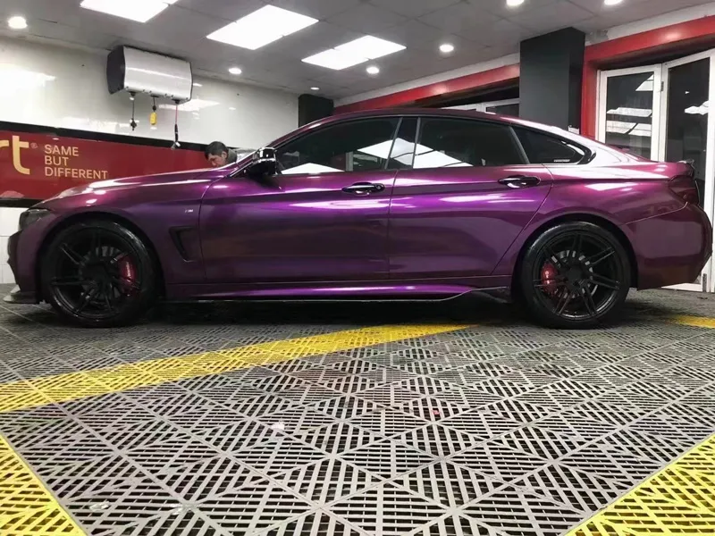 Carro Roxo Brilhante Um Carro Roxo Com Um Brilho Neon Na Lateral