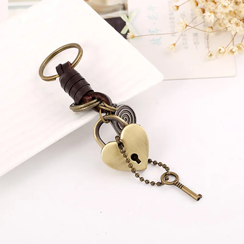 Vintage Leather Keychain Heart Lock Keychains Alloy Key Pendant Creative Valentine`s Day Gift Keyring