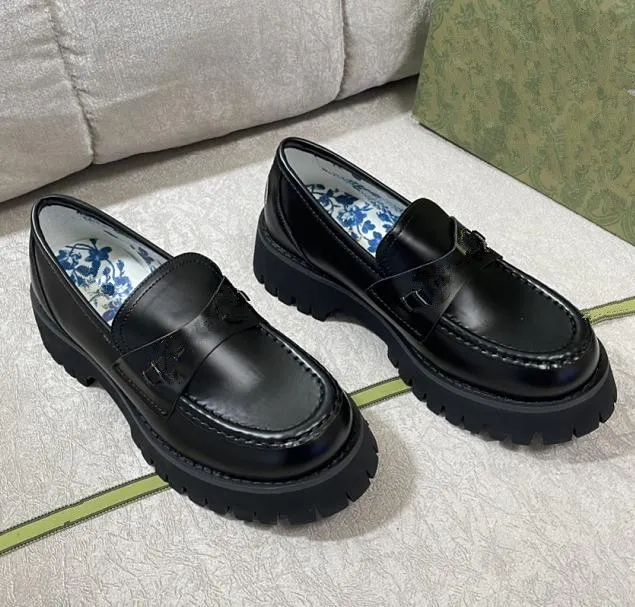 Lüks Tasarımcı Loafers ayakkabıları Kadınlar Kalın Yeni Retro Arı Yükseltme Kalın Platformlu Bayanlar Çok yönlü nakış Siyah Deri Ayakkabı