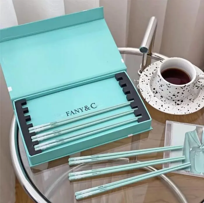 Designer Luxury Blue Bone China Ceramic Chopsticks Hush￥ll High-end icke-halkhaltigt v￤rde med r￶tt bordsartiklar