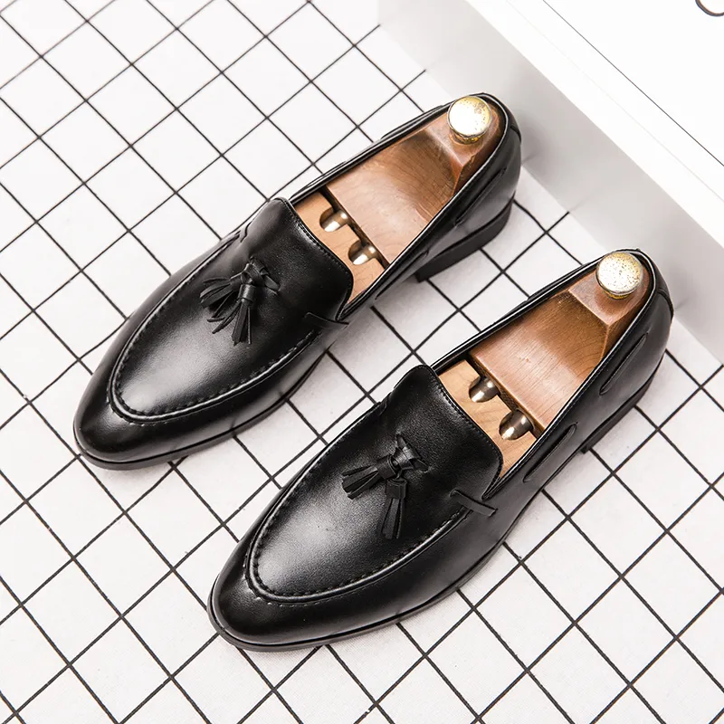 Luxuriöse Herren-Slipper mit Bullock-Quaste, einfarbig, runde Zehenpartie, modische Alltagsschuhe, Business-Schuhe, mehrere Größen 38–44