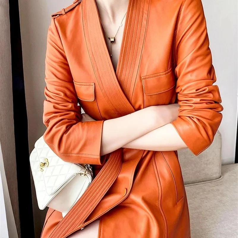 Damen-Leder-Kunstleder-Damenjacken Lautaro Frühling Herbst Langer orangefarbener weicher PU-Leder-Trenchcoat für Frauen mit tiefem V-Ausschnitt Zweireihiger Designer-Luxus