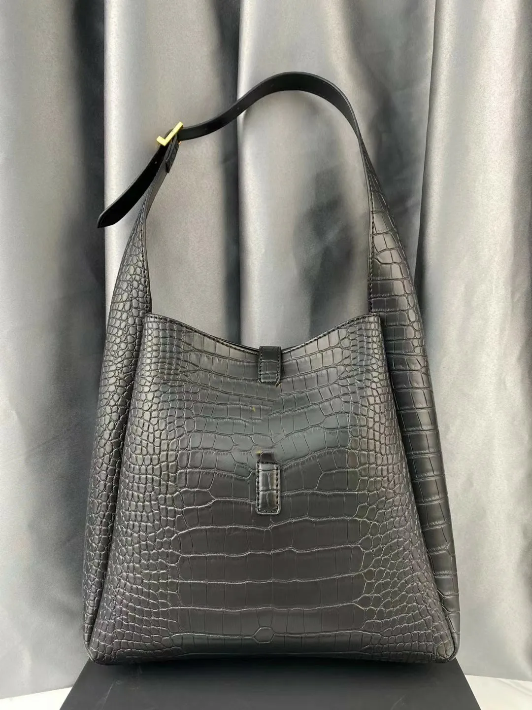 2023 Spring Designer Simple Hobo Shoulder Bags Soft Real Leather Letter Printing Hobos Bag Black Adjustable Single Roots Gold Hasp Baguette Fashion Purse Wallets From 59 4 DHgate