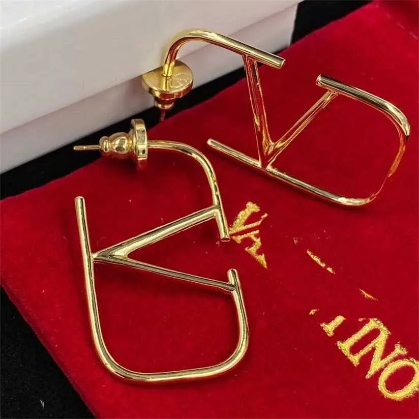 Charme design jóia ornamento charme brinco 2022 em forma de v carta nu brincos banhados a ouro 925 agulha de prata female225r